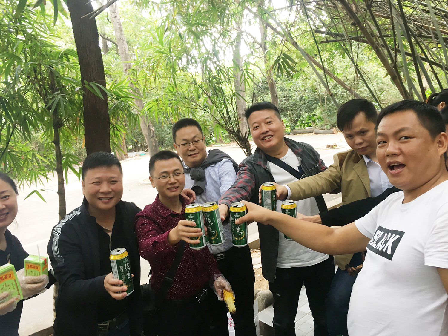 共同举杯
