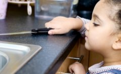 这学校厨房工程为省钱，前前后后死了多少人？